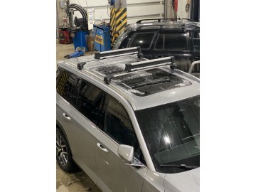 Автомобиль GAC GS8, установлен багажник на интегрированные рейлинги - LUX SCOUT 2 (ЛЮКС СКАУТ 2) с серебристыми дугами и крепление для лыж и сноубордов ЭЛЬБРУС 750