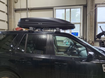 Автомобиль Land Rover Freelander 2. Установлен багажник от компании Piligrim(ED) Tana (за дверной проем) и автобокс ED Magnum 390, в черном матовом цвете